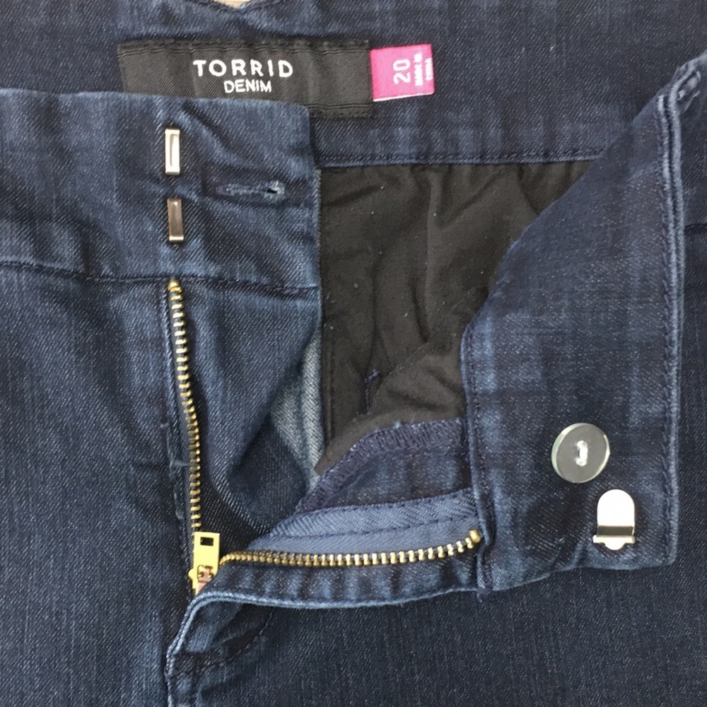 Torrid Denim Jean Shorts Womens 20 Dark Wash‎ Denim Cotton Cuffed - Picture 9 of 13